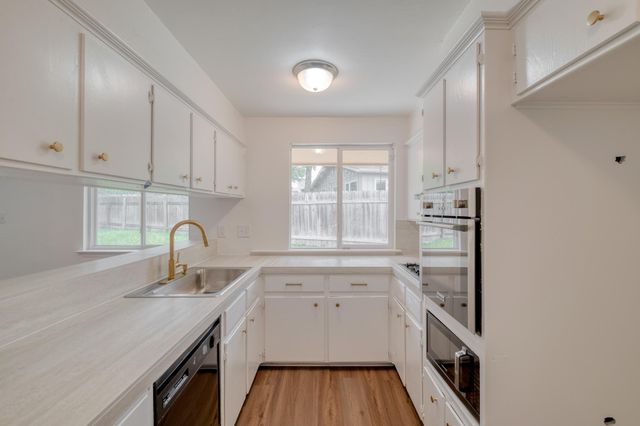 10214 Oak Hollow DR, Austin, TX 78758