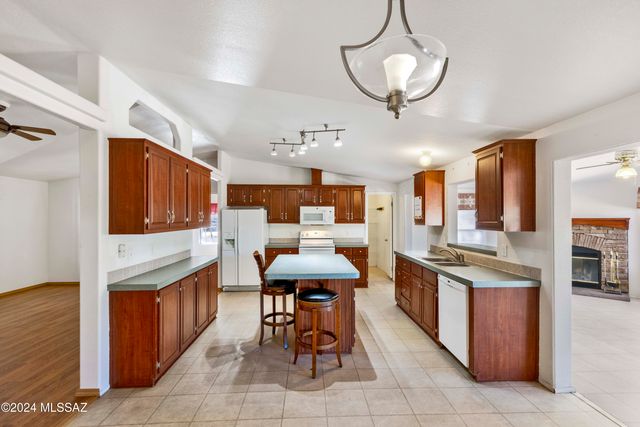 1915 S Cody Loop Road, Oracle, AZ 85623