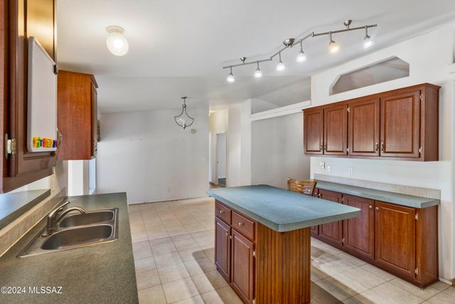 1915 S Cody Loop Road, Oracle, AZ 85623