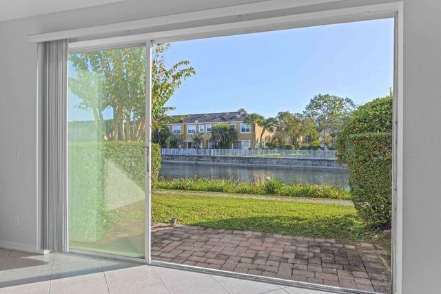 1002 Pipers Cay Drive, West Palm Beach, FL 33415