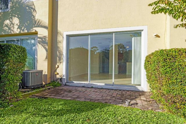 1002 Pipers Cay Drive, West Palm Beach, FL 33415