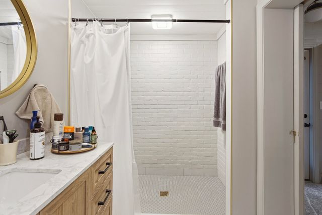 215 E Live Oak Avenue A, Defuniak Springs, FL 32435