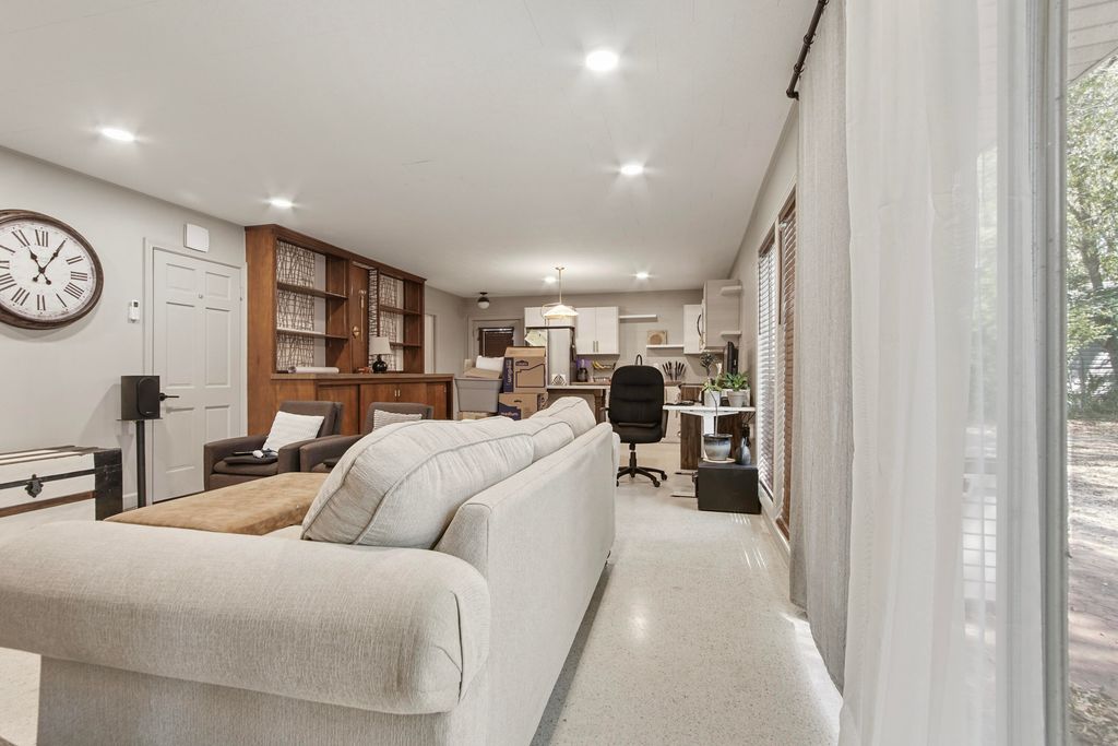 215 E Live Oak Avenue A, Defuniak Springs, FL 32435