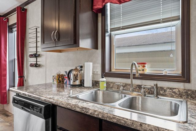 66 Kelly Road, Chaska, MN 55318