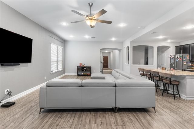 817 Crest Breeze Drive, Fort Worth, TX 76052