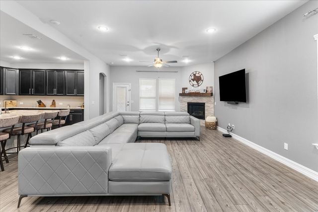 817 Crest Breeze Drive, Fort Worth, TX 76052