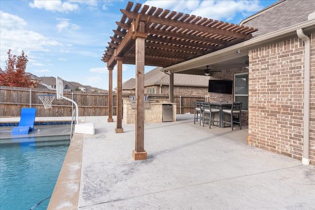 817 Crest Breeze Drive, Fort Worth, TX 76052