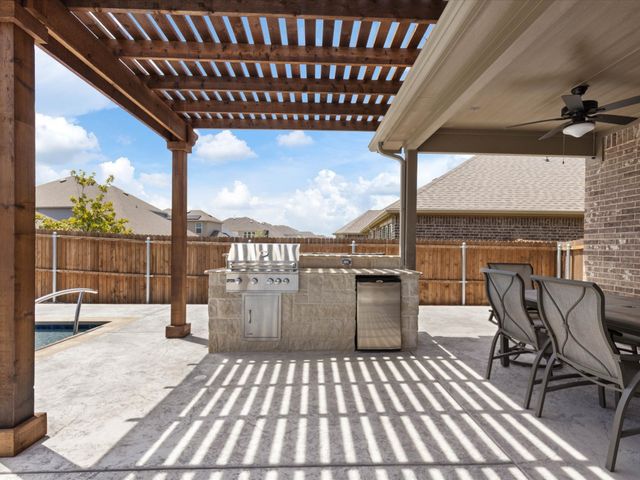 817 Crest Breeze Drive, Fort Worth, TX 76052