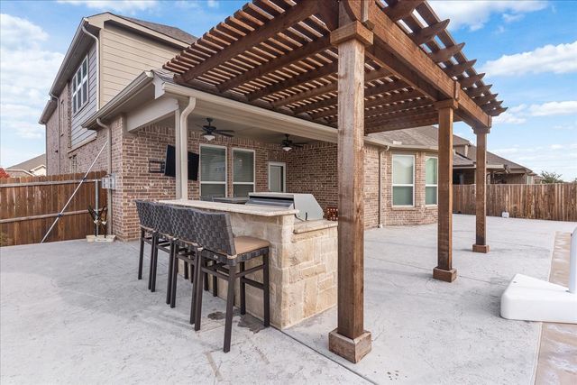 817 Crest Breeze Drive, Fort Worth, TX 76052