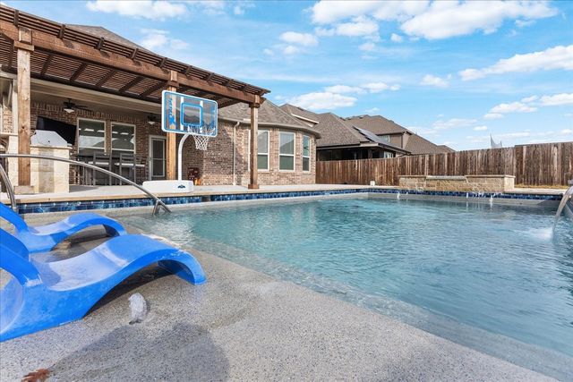 817 Crest Breeze Drive, Fort Worth, TX 76052