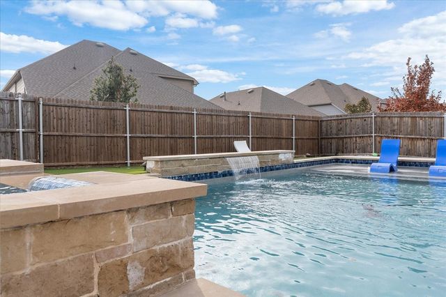 817 Crest Breeze Drive, Fort Worth, TX 76052