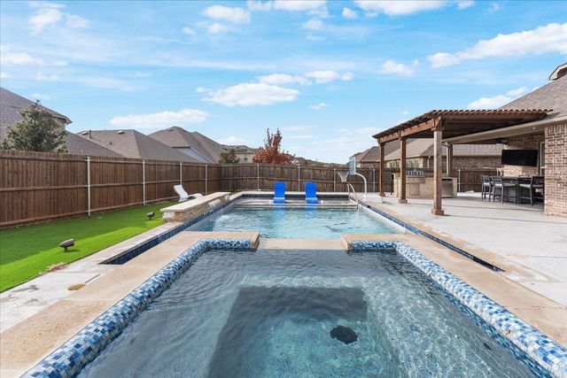 817 Crest Breeze Drive, Fort Worth, TX 76052