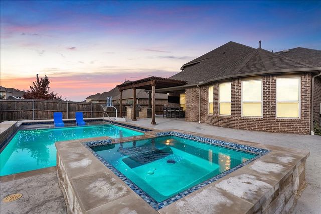 817 Crest Breeze Drive, Fort Worth, TX 76052