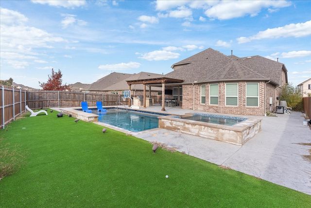 817 Crest Breeze Drive, Fort Worth, TX 76052