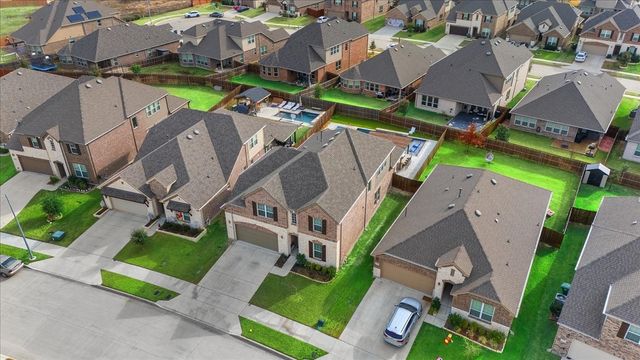 817 Crest Breeze Drive, Fort Worth, TX 76052