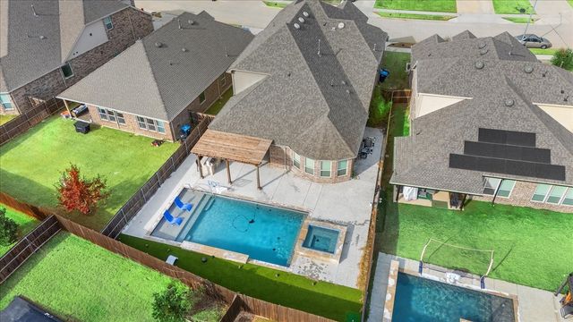 817 Crest Breeze Drive, Fort Worth, TX 76052