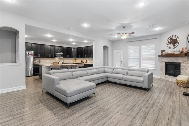 817 Crest Breeze Drive, Fort Worth, TX 76052