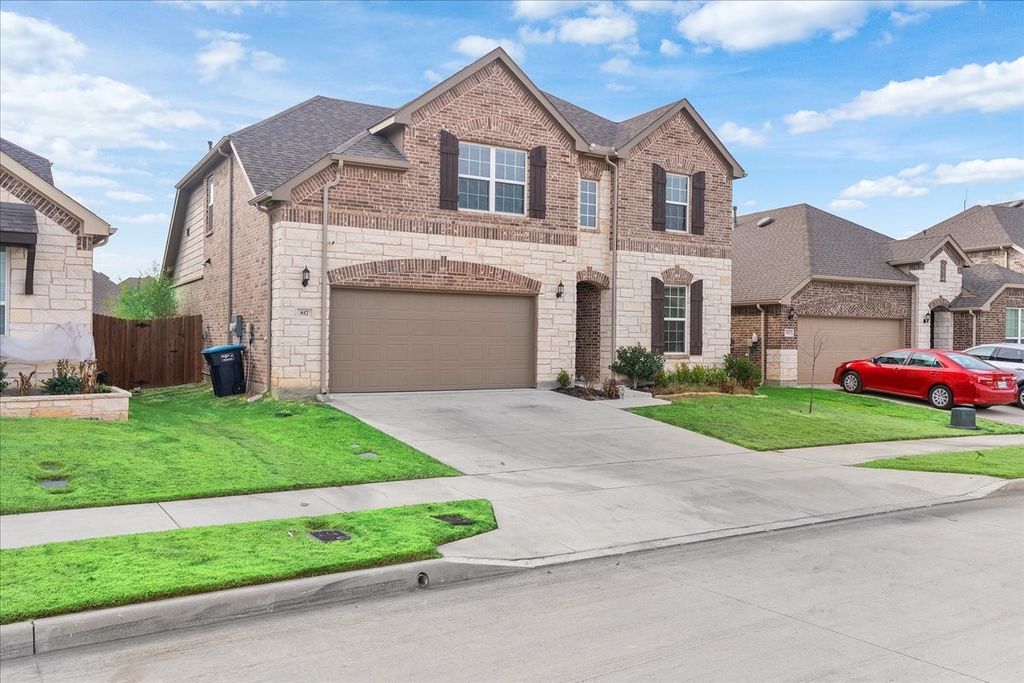 817 Crest Breeze Drive, Fort Worth, TX 76052