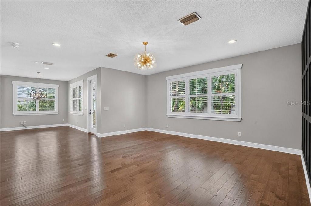 Image 20 of property listing at 3615 W RENELLIE CIRCLE, Tampa, FL 33629