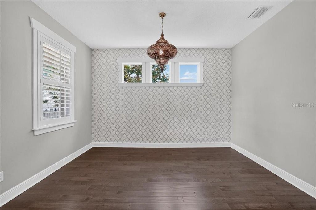 Image 6 of property listing at 3615 W RENELLIE CIRCLE, Tampa, FL 33629