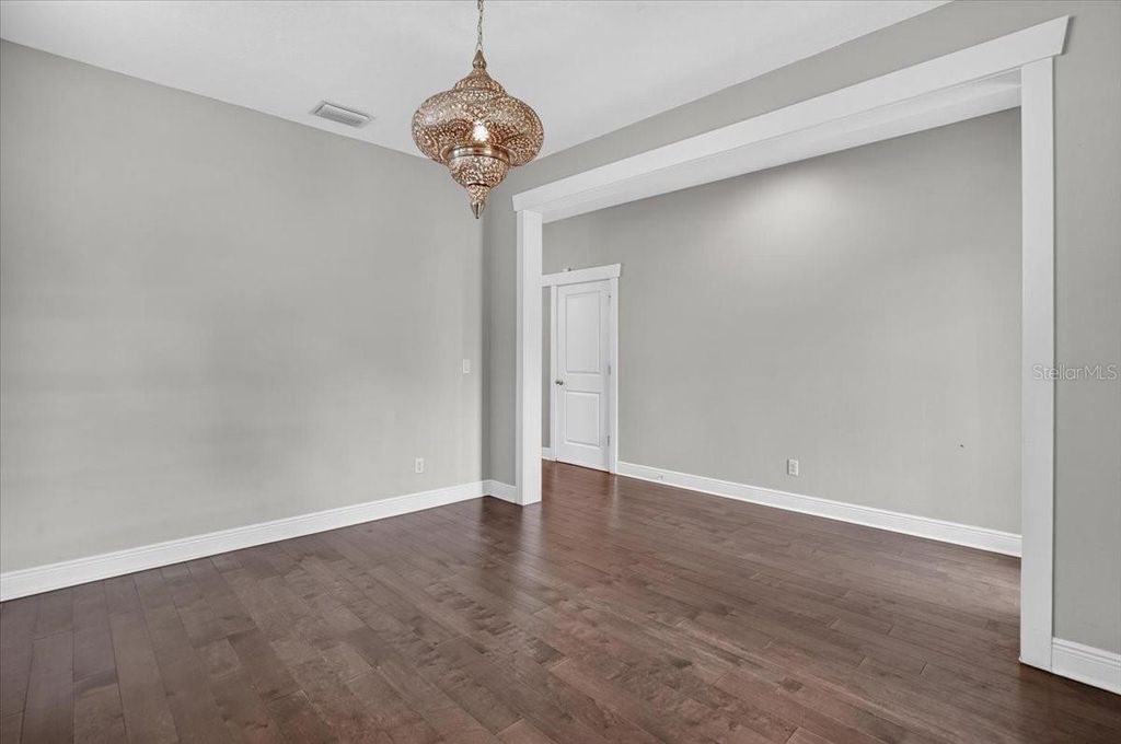 Image 7 of property listing at 3615 W RENELLIE CIRCLE, Tampa, FL 33629