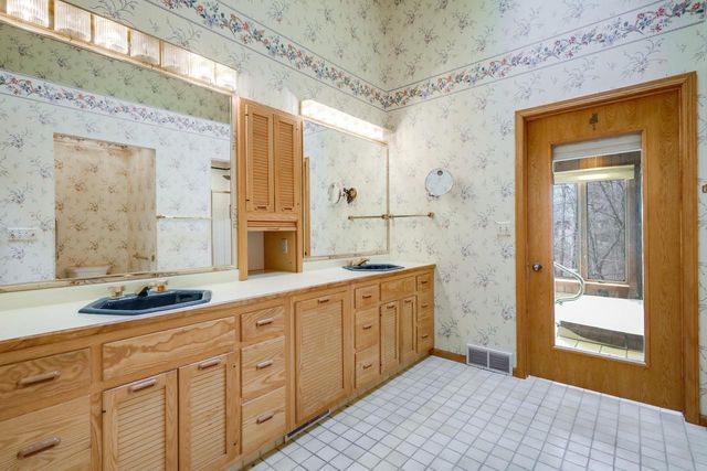 2128 Hunters Ridge COURT, Manitowoc, WI 54220