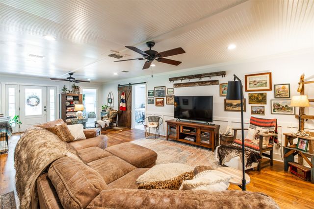 5624 E FM 323, Palestine, TX 75801