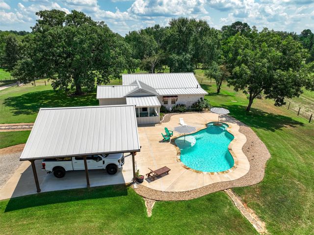 5624 E FM 323, Palestine, TX 75801