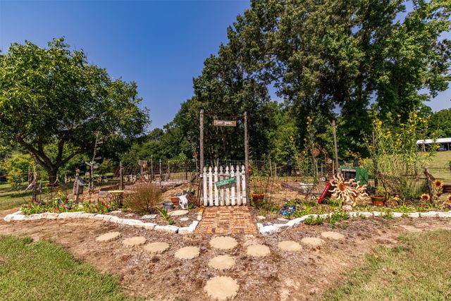 5624 E FM 323, Palestine, TX 75801