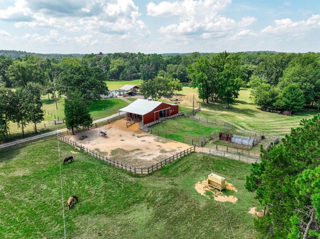 5624 E FM 323, Palestine, TX 75801