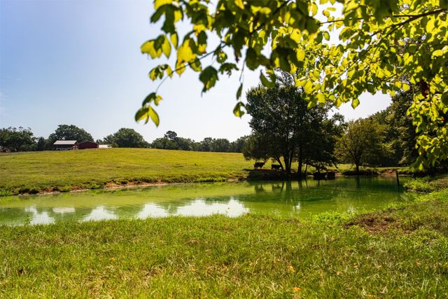 5624 E FM 323, Palestine, TX 75801