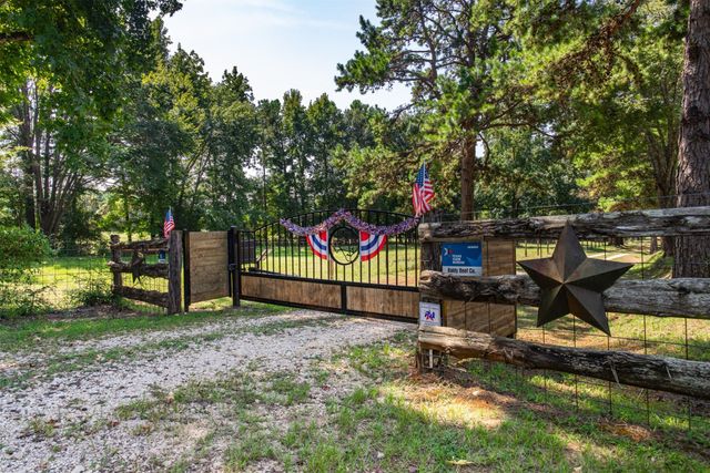 5624 E FM 323, Palestine, TX 75801