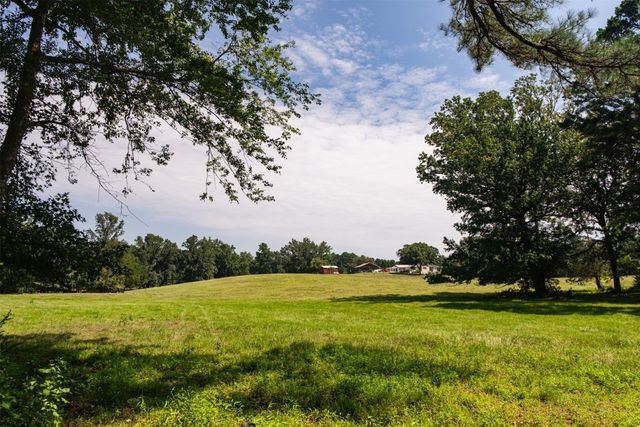 5624 E FM 323, Palestine, TX 75801