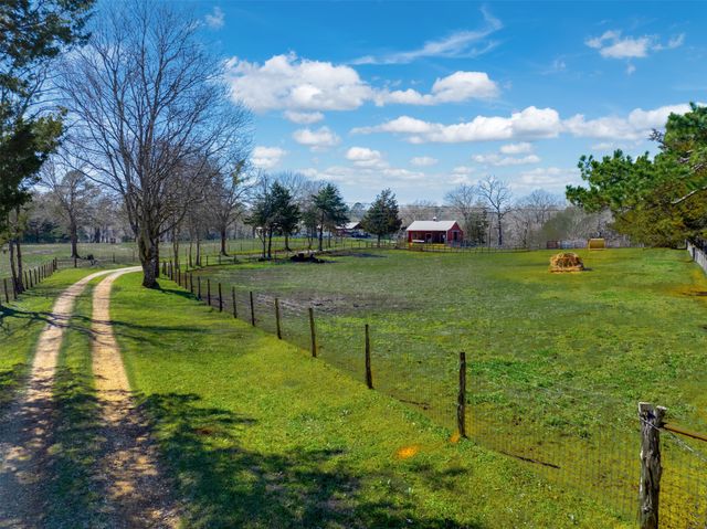 5624 E FM 323, Palestine, TX 75801