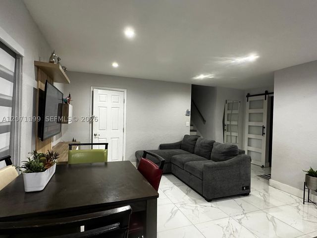 13290 NW 7th St, Plantation, FL 33325