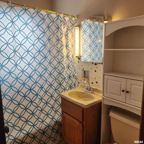 720 BIRCHWOOD Avenue, Flora, IL 62839