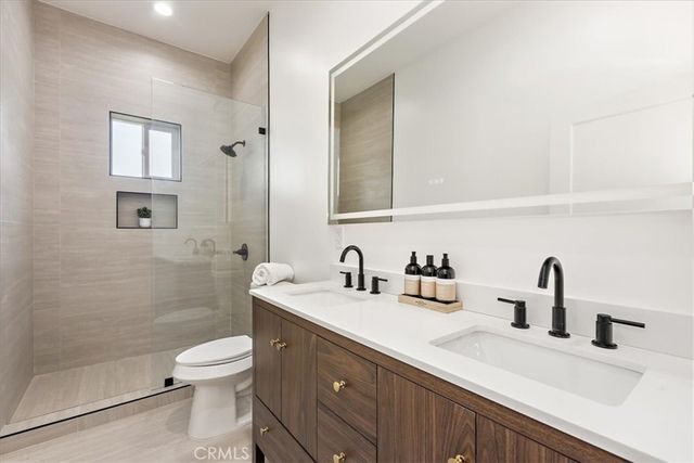 642 E Fairview Boulevard B, Inglewood, CA 90302