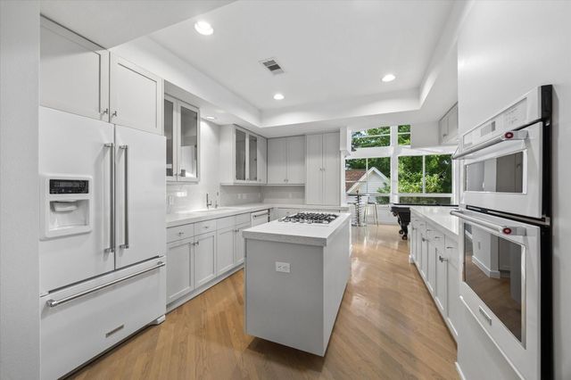 1804 N Memorial Way A, Houston, TX 77007