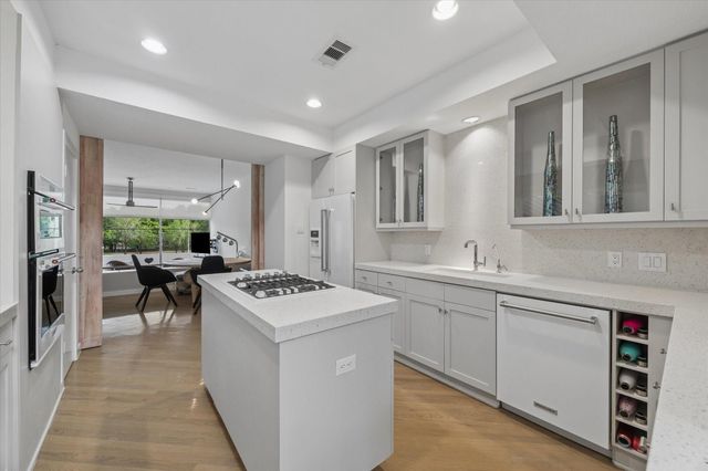 1804 N Memorial Way A, Houston, TX 77007