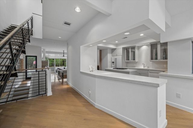1804 N Memorial Way A, Houston, TX 77007