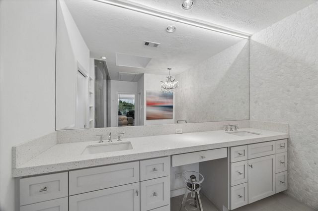 1804 N Memorial Way A, Houston, TX 77007