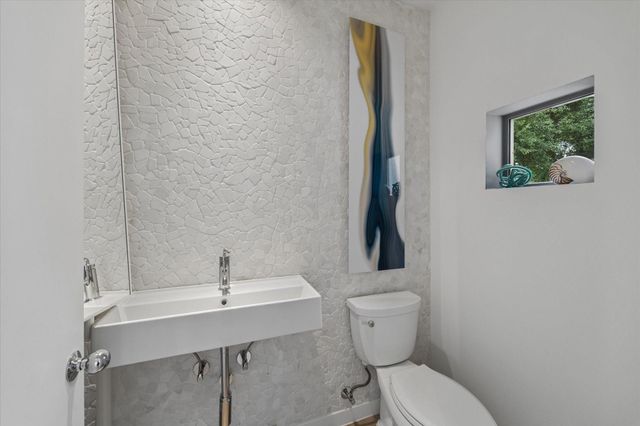 1804 N Memorial Way A, Houston, TX 77007