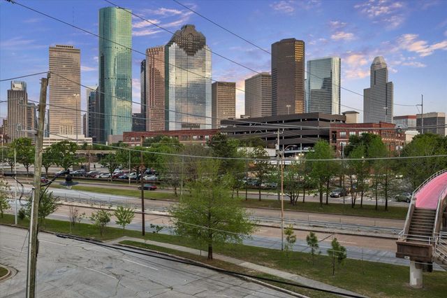 1804 N Memorial Way A, Houston, TX 77007