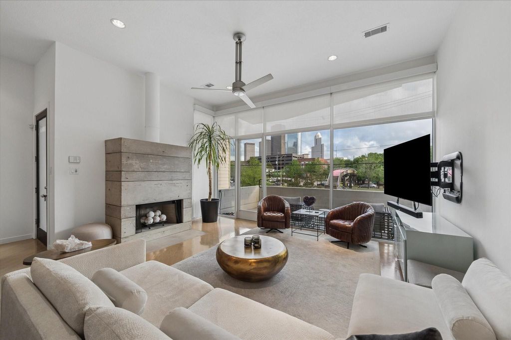 1804 N Memorial Way A, Houston, TX 77007