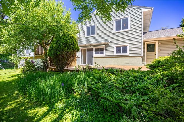 82 Hotchkiss Cir, Penfield, NY 14526