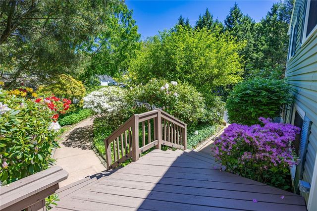 82 Hotchkiss Cir, Penfield, NY 14526
