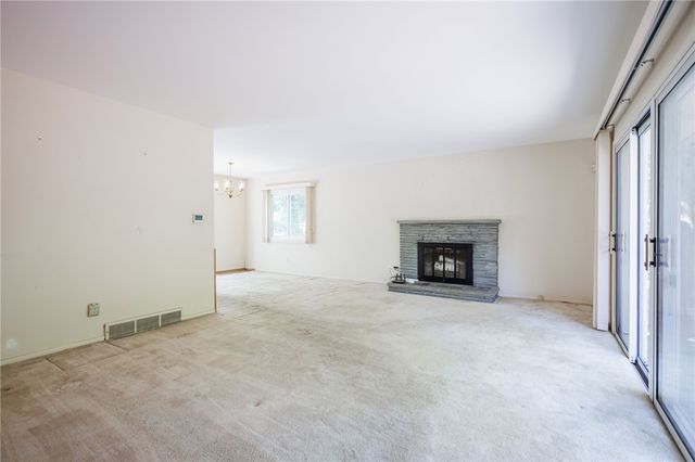 82 Hotchkiss Cir, Penfield, NY 14526