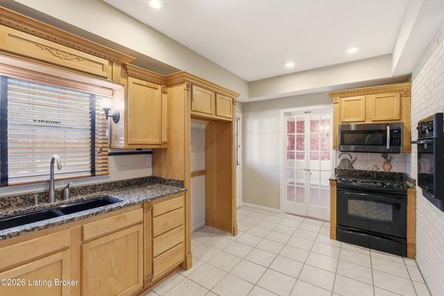 1005 Cannons Ln, Louisville, KY 40207