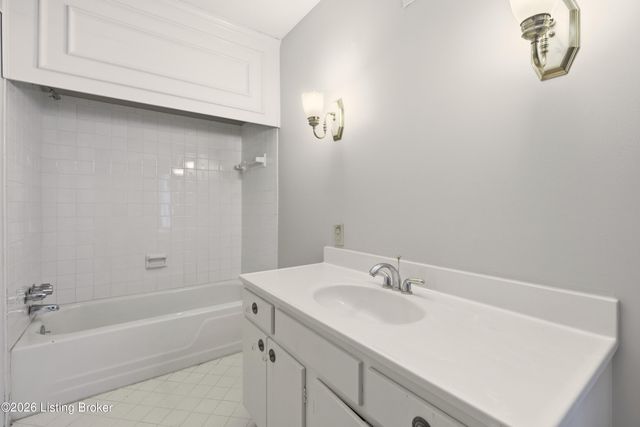 1005 Cannons Ln, Louisville, KY 40207