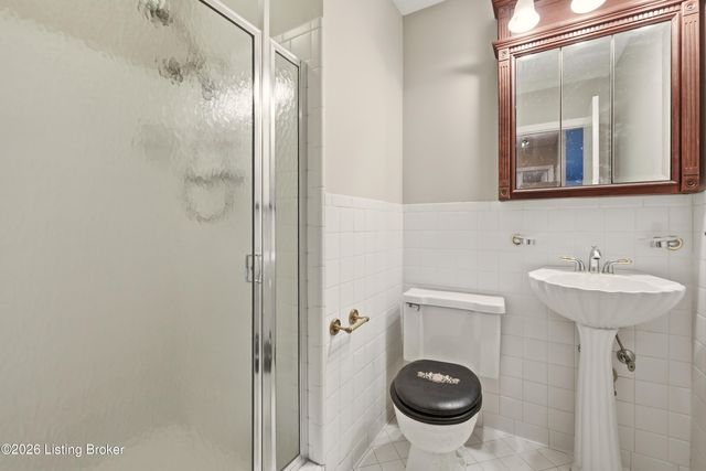 1005 Cannons Ln, Louisville, KY 40207